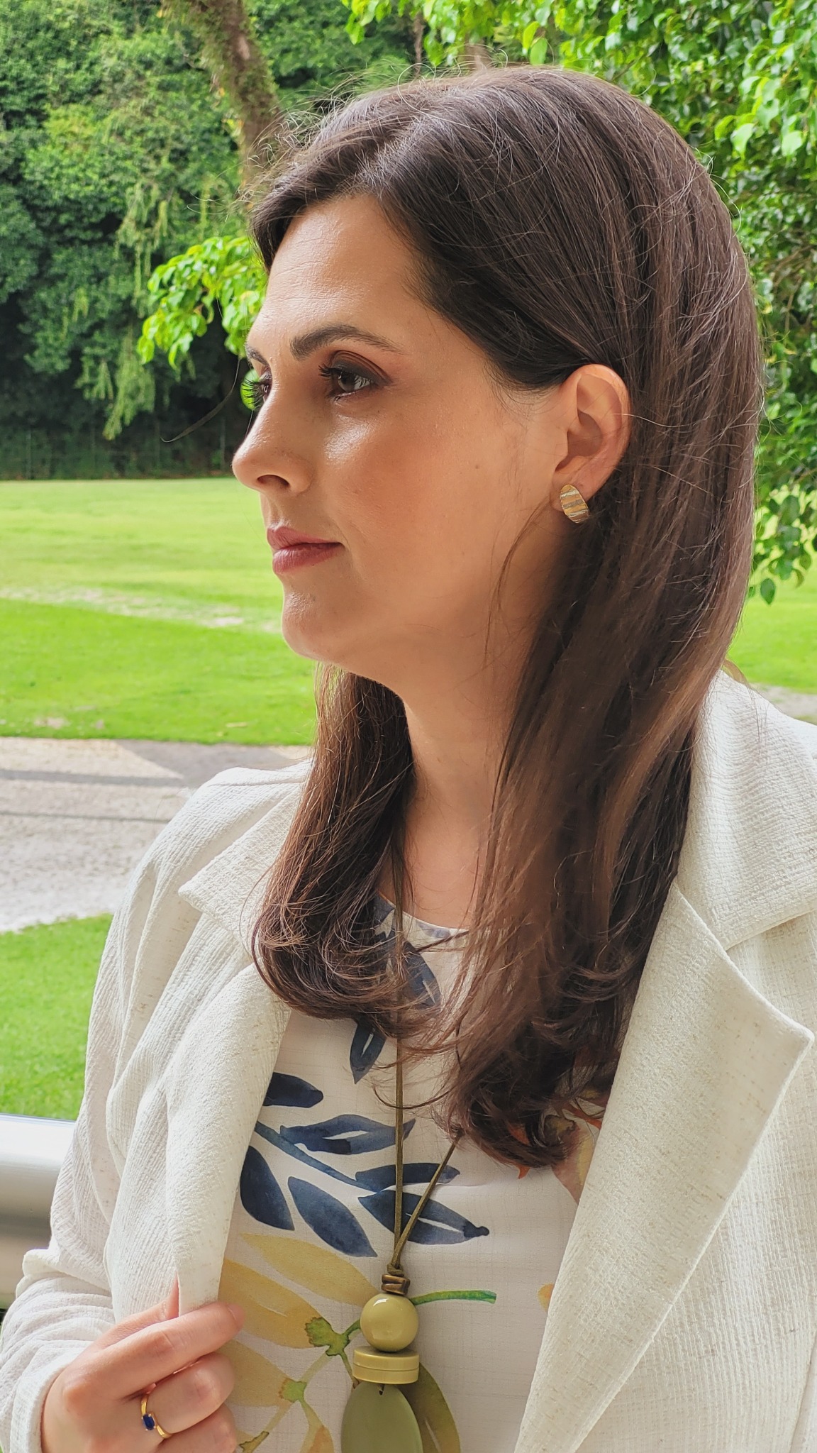 Carolina Coelho mirando de lado